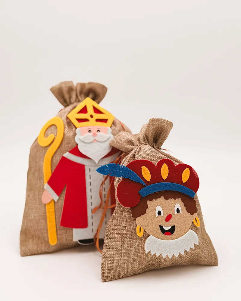 Twee jute zakjes met een vilten Sinterklaas en Piet