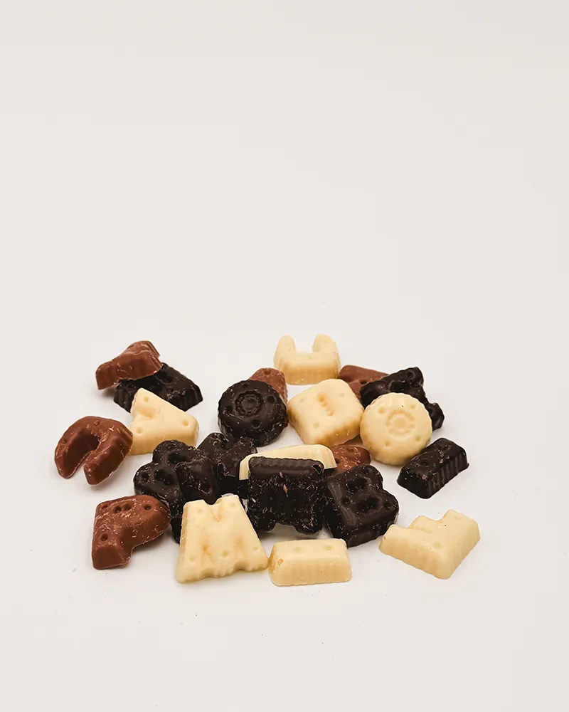 Kleine chocoladefiguurtjes in melk-, pure en witte chocolade