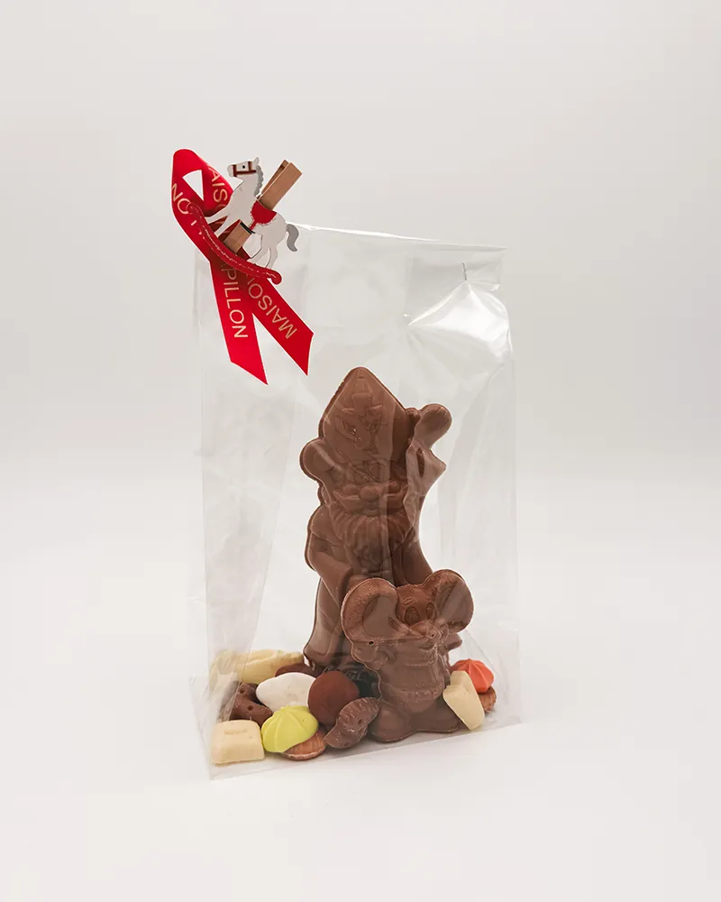 Chocolade Sinterklaas en muisje met snoepgoed in een zakje met rood lint