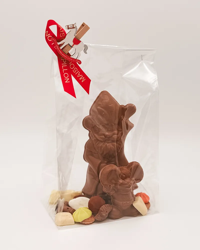 Chocolade Sinterklaas met snoepgoed in een zakje met rood lint en houten paardje