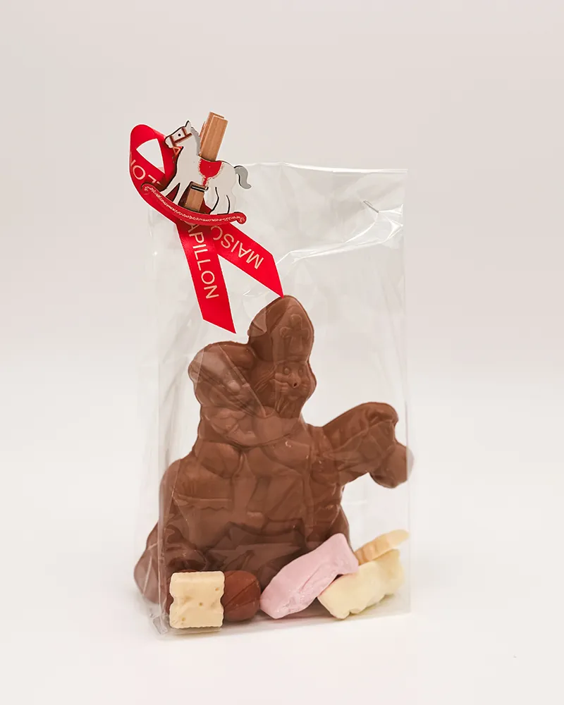 Chocolade Sinterklaas met snoepjes in een feestelijk zakje