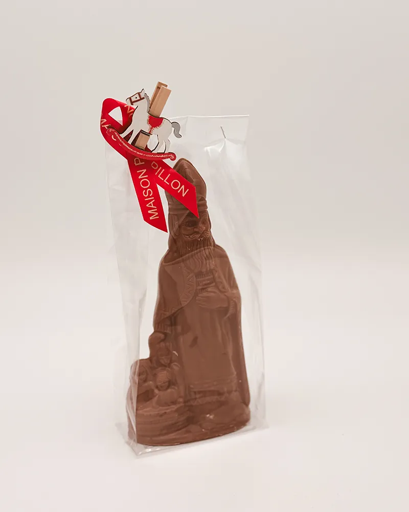 Grote chocolade Sinterklaas in een zakje met rood lint