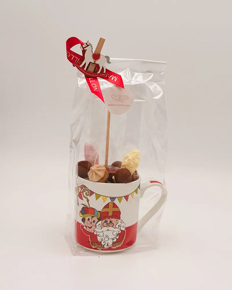 Sinterklaasmok gevuld met chocolade en snoepgoed, feestelijk ingepakt