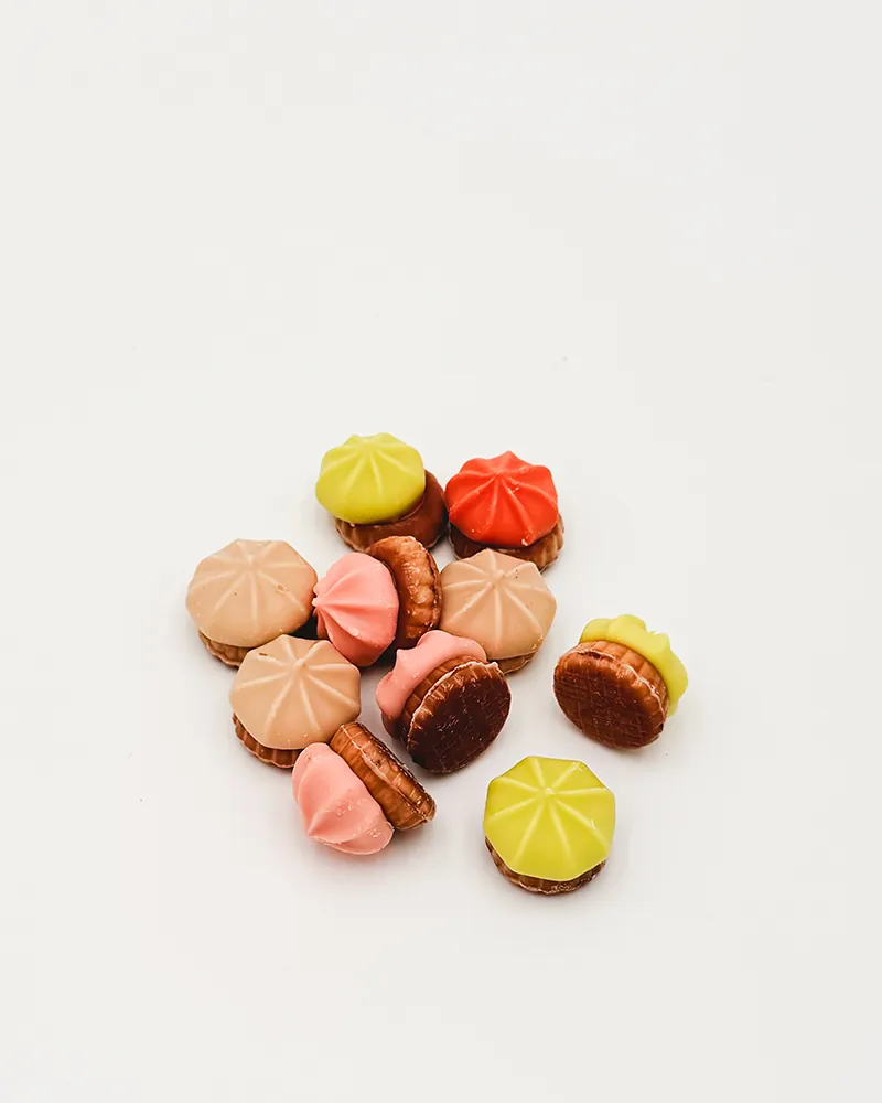 Koekjes met fondanttoefjes in vrolijke kleuren