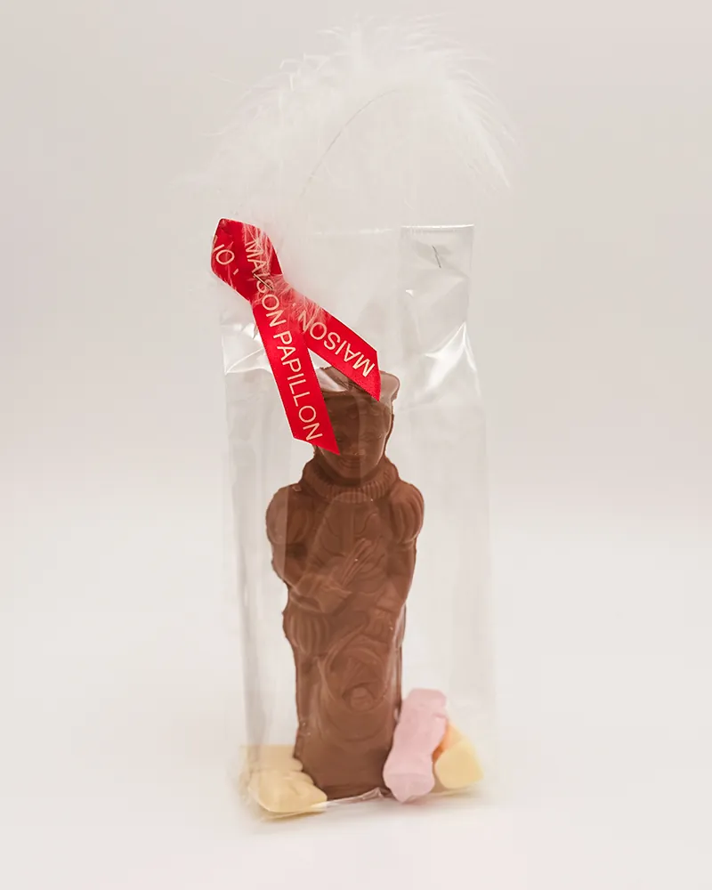 Chocolade Sinterklaas met snoepjes, rood lint en een witte veer