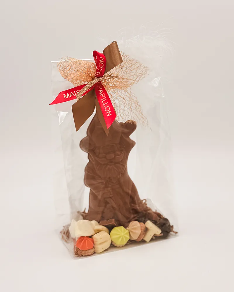 Chocolade Sinterklaas met fondantkoekjes, versierd met strik, lint en veer
