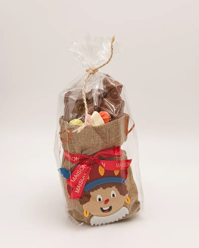 Jute Piet-zakje vol chocolade en snoep, ingepakt met touw en lint