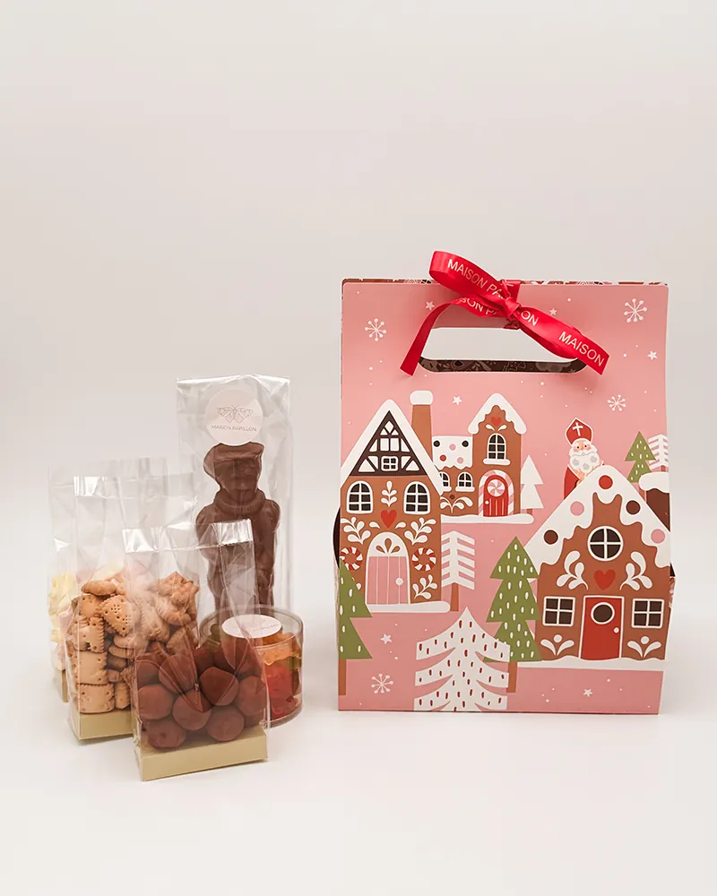 Geschenkset met koekjes, chocolade en een roze geschenkdoos met peperkoekhuisjes